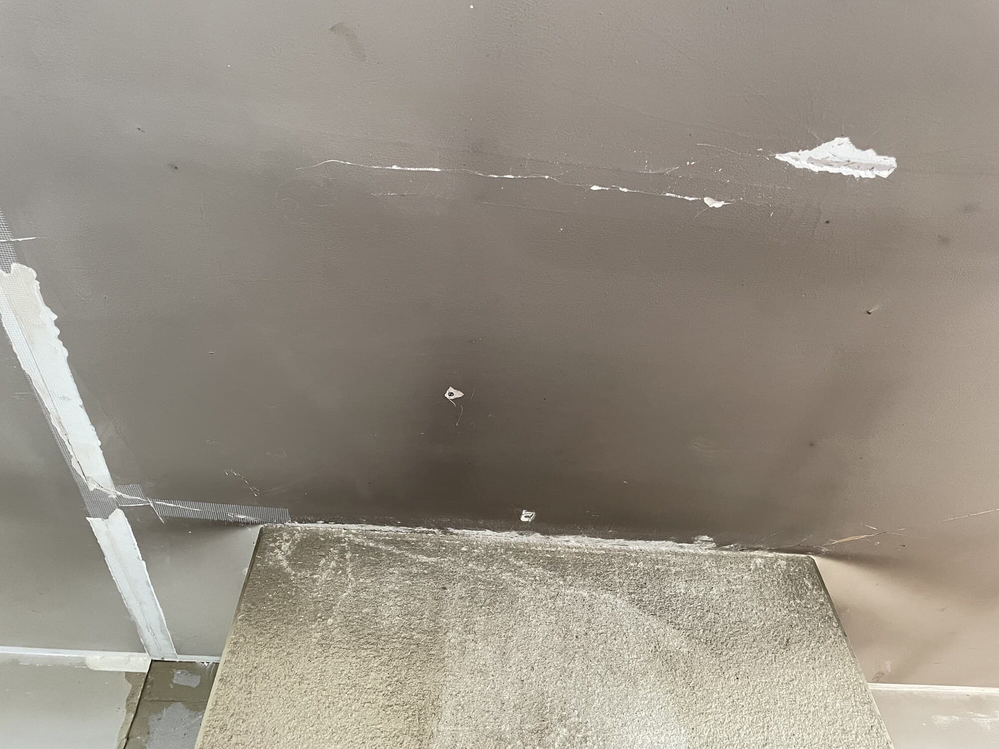 Mur intérieur grisé en cours de finition