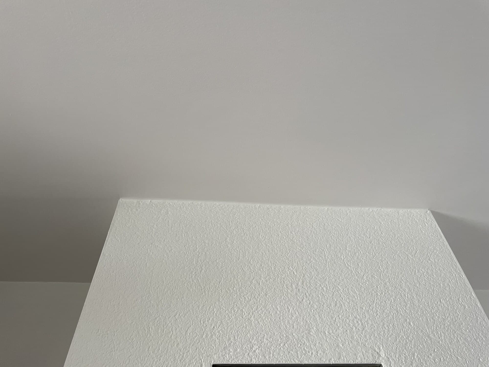 Plafond et mur intérieurs peints en blanc