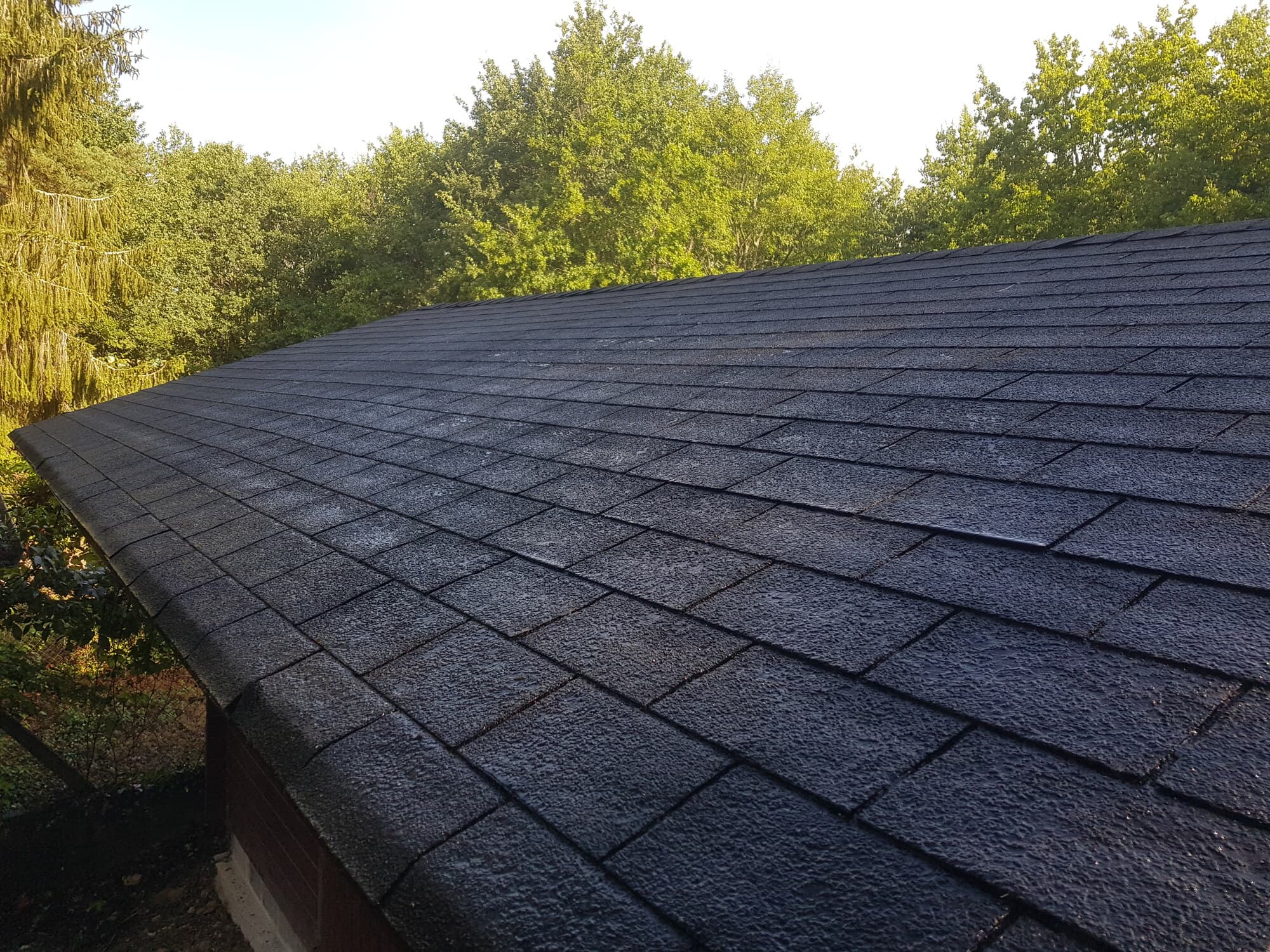 Toiture en bardeaux propre après démoussage et traitement