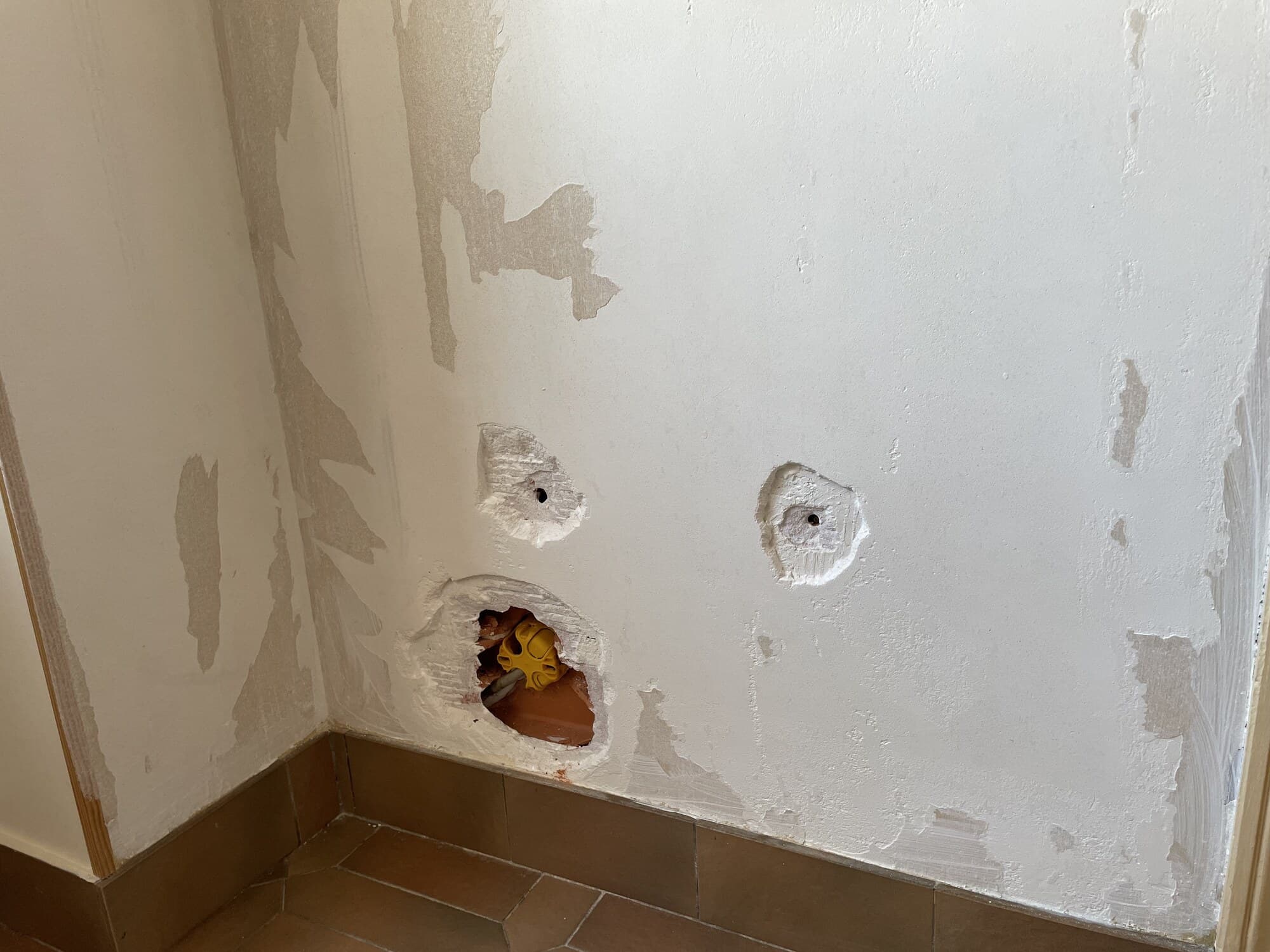 Mur intérieur avec trous à reboucher avant peinture