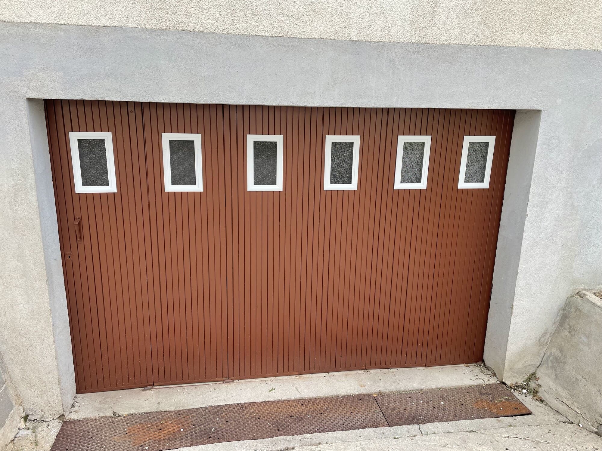 Portail de garage marron foncé terne avant rénovation