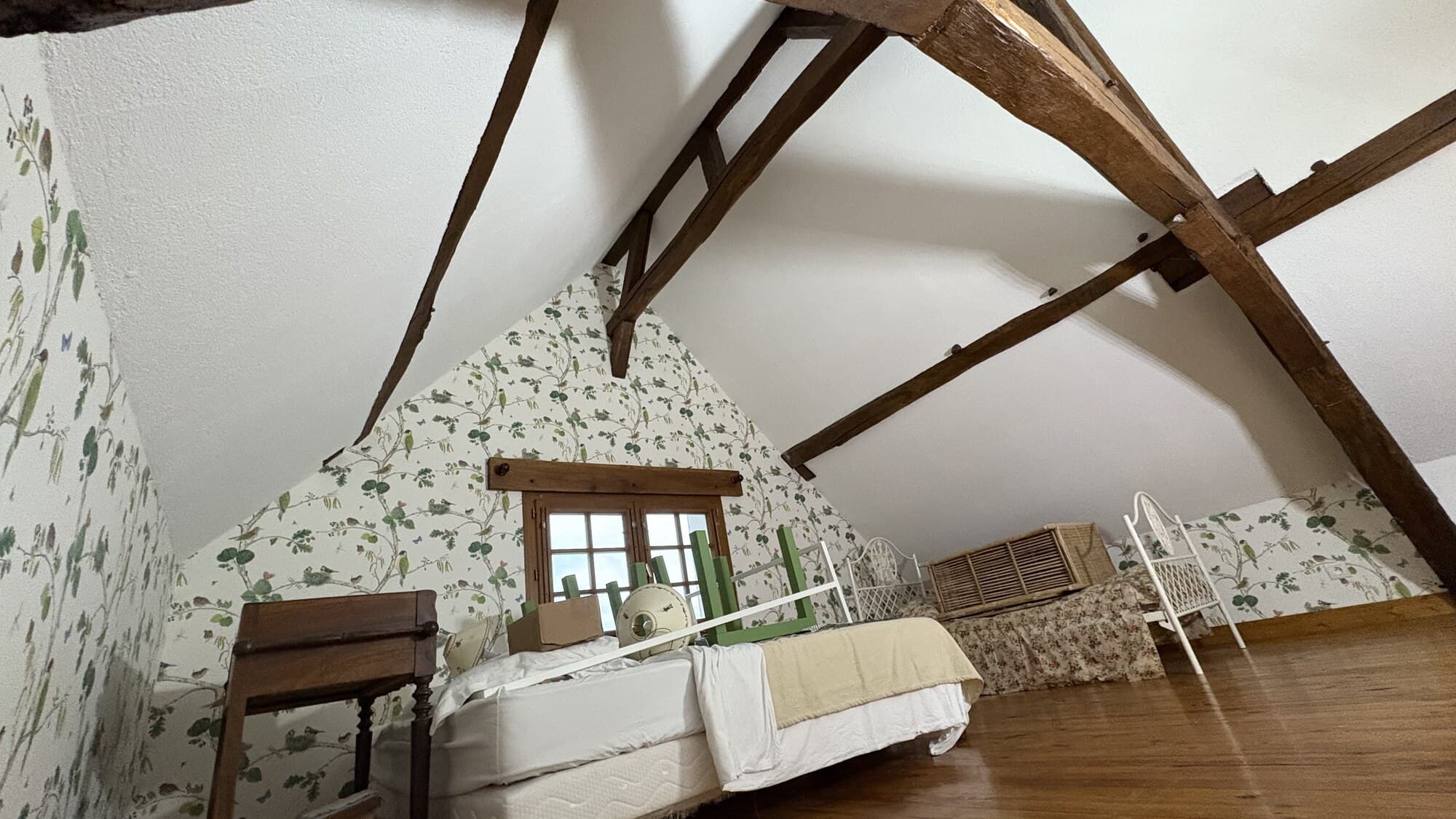 Combles rénovés avec poutres apparentes en Loir-et-Cher