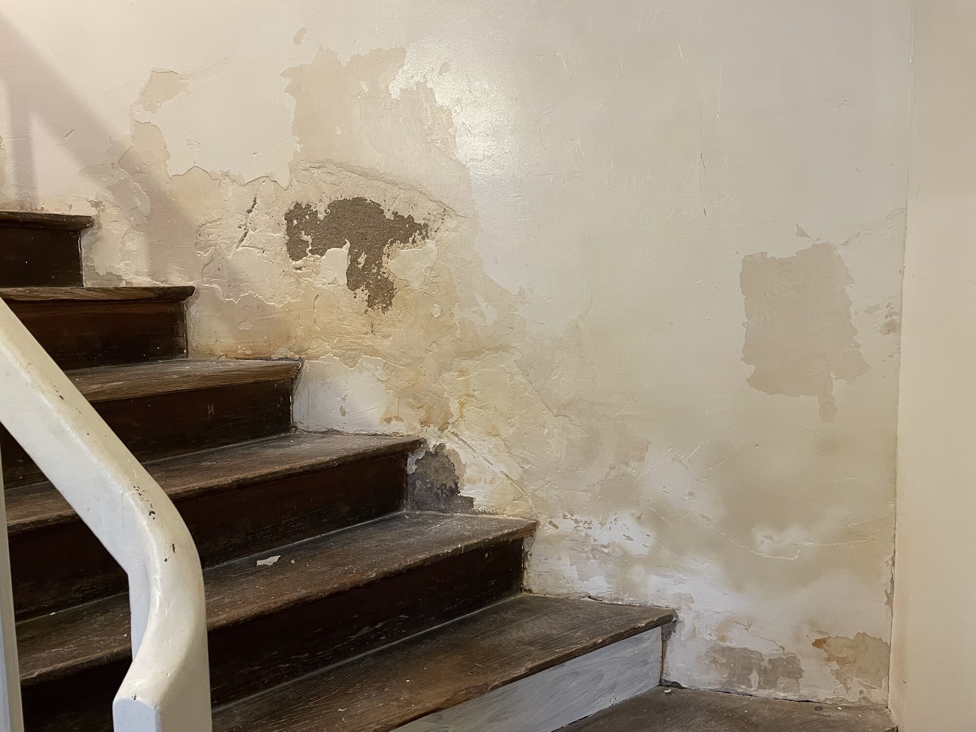 Cage d'escalier en cours de reprise d'humidité