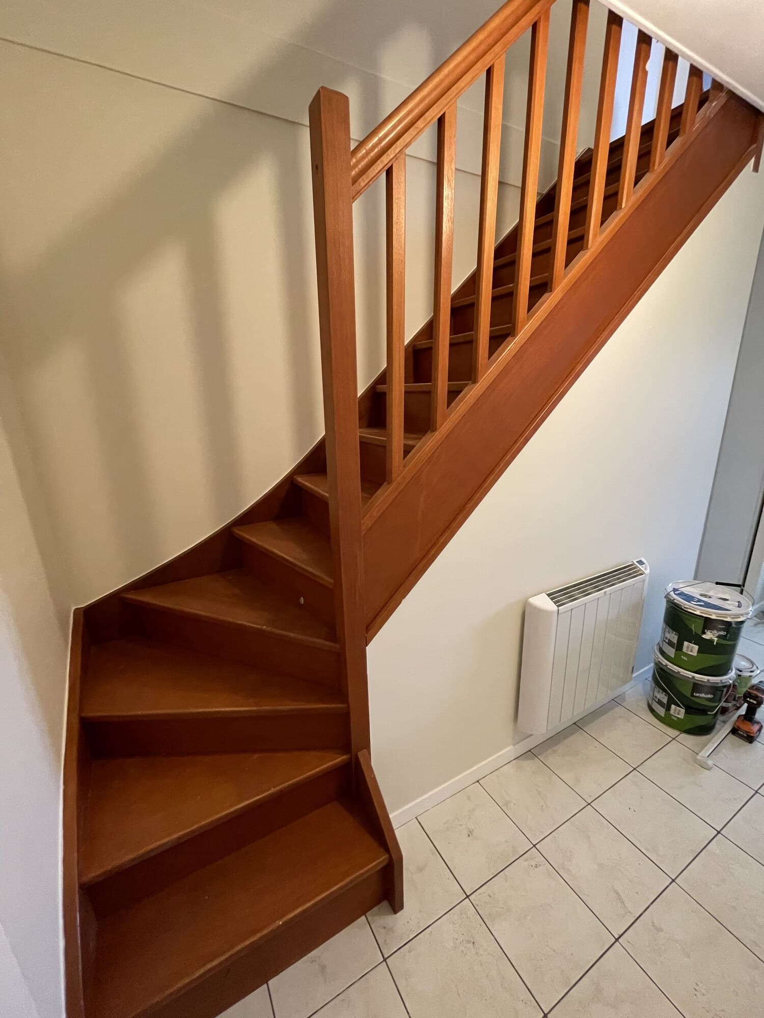 Escalier en bois clair avec rampe et balustres