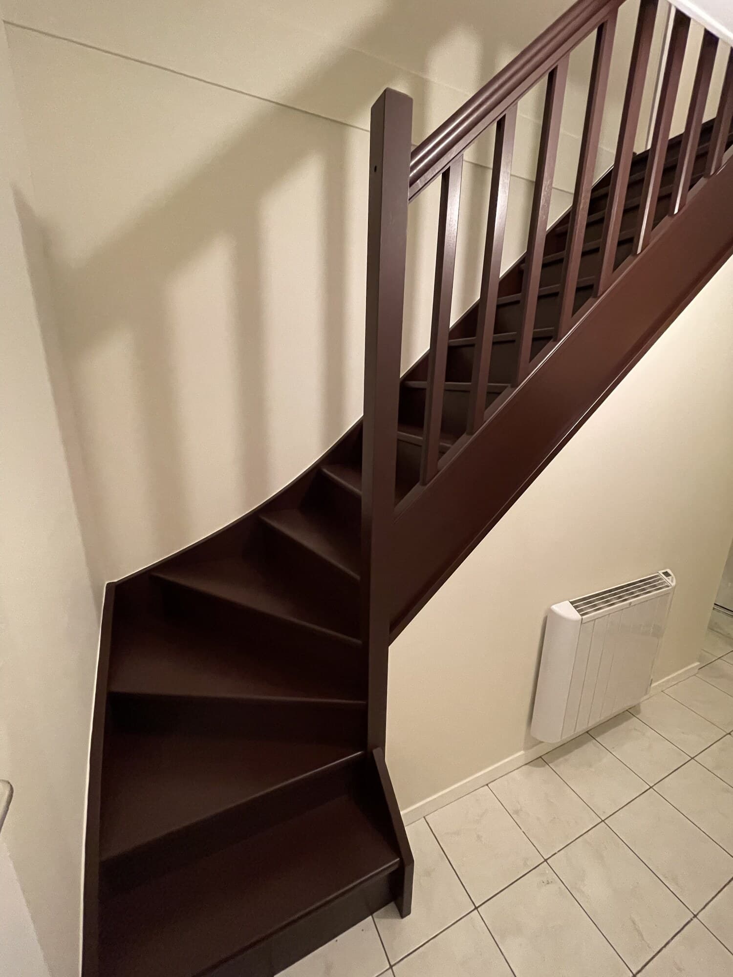 Escalier en bois marron foncé après peinture