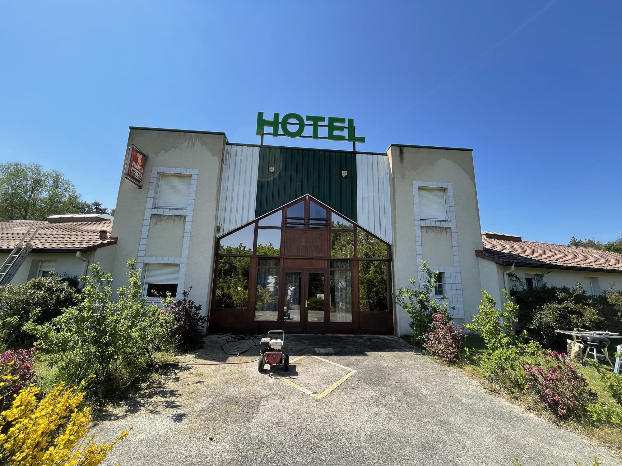 Entrée d'hôtel avec enseigne verte