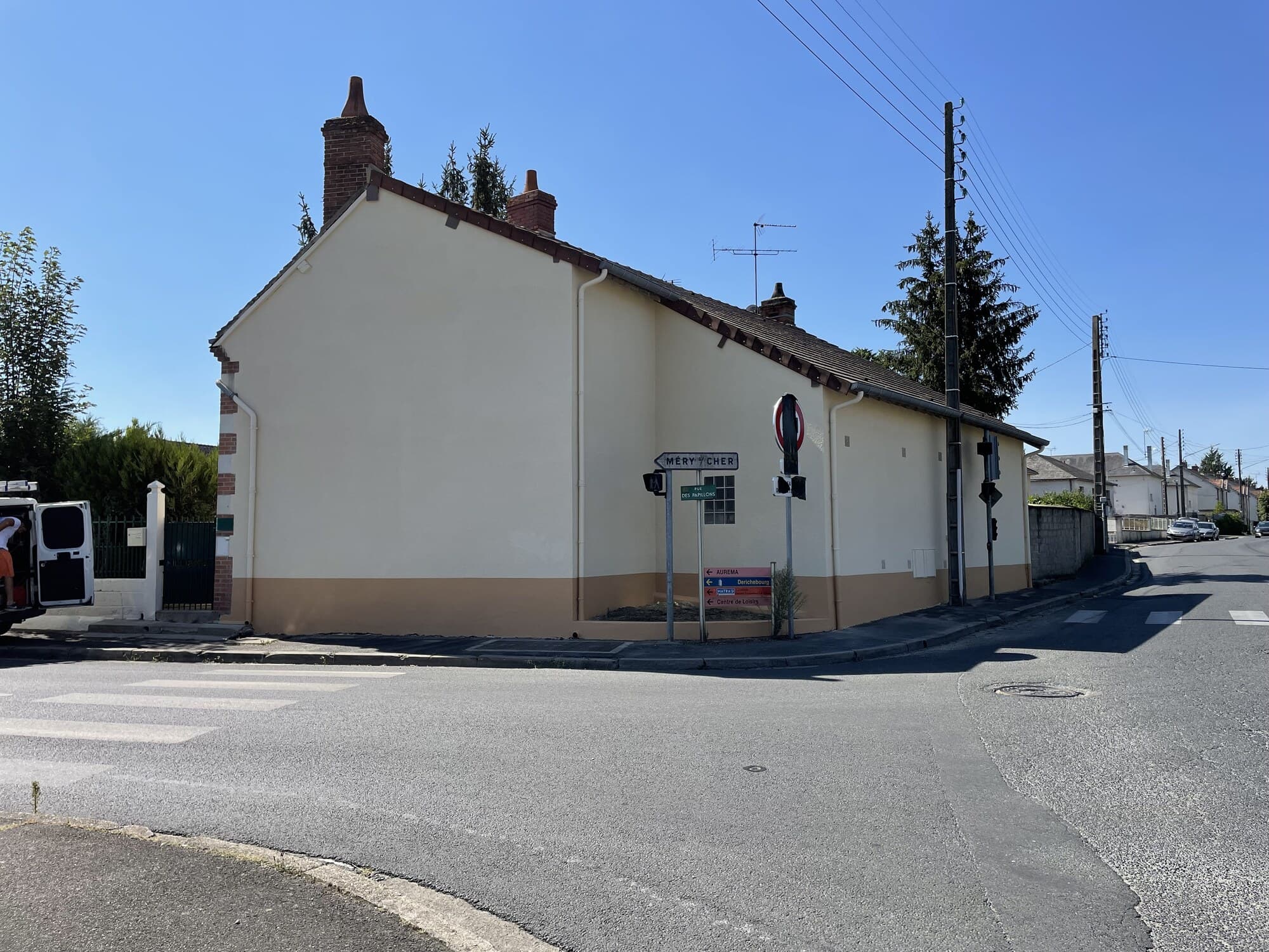 Maison d'angle blanche après ravalement