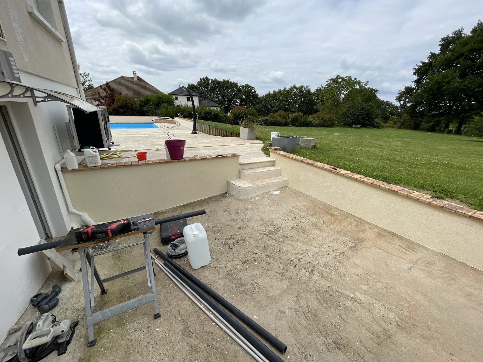 Terrasse autour d'une piscine en cours de chantier