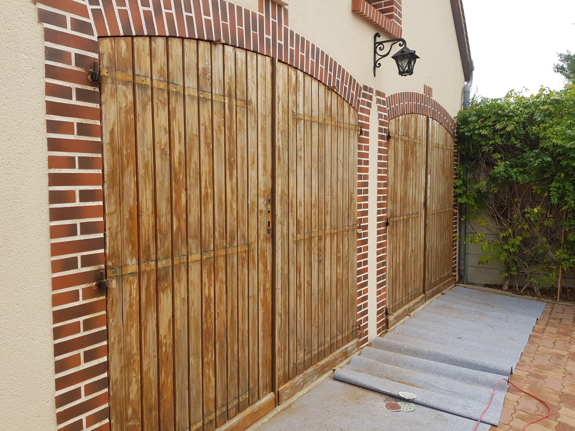 Portail double en bois clair avant lasure