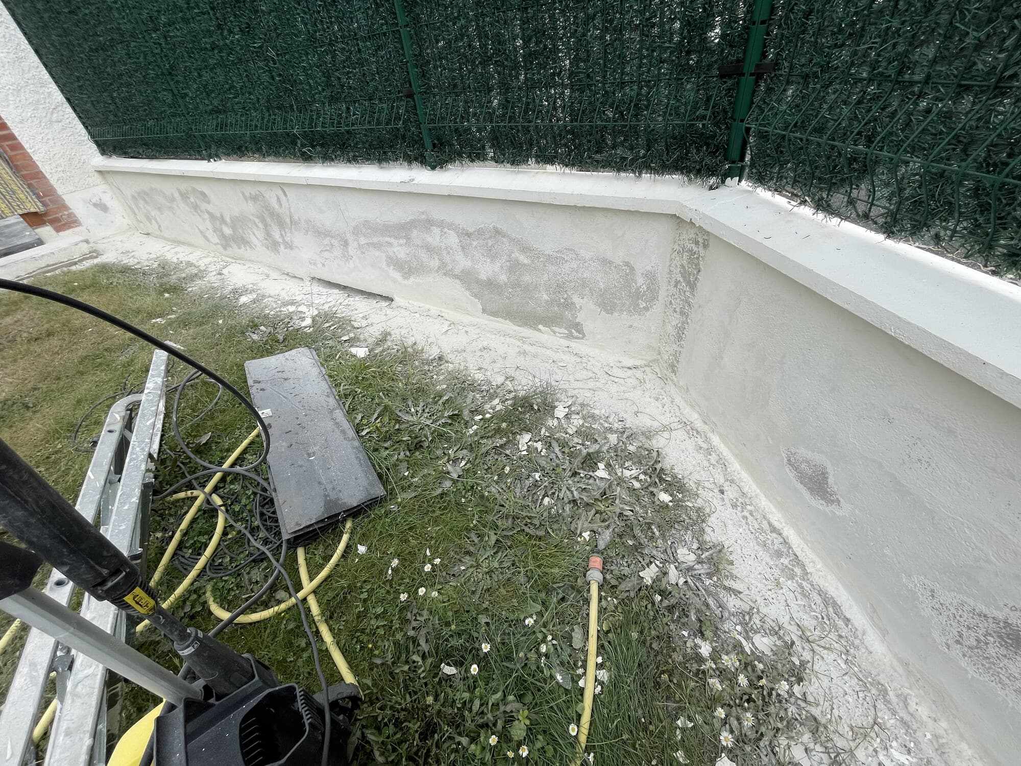 Bord de piscine en cours de préparation avec mur béton