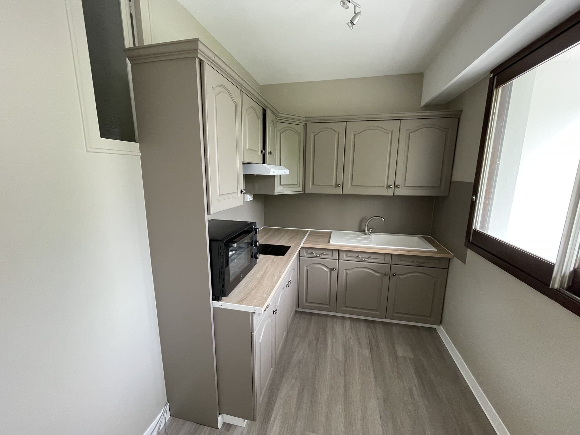 Cuisine moderne taupe avec placards et microondes