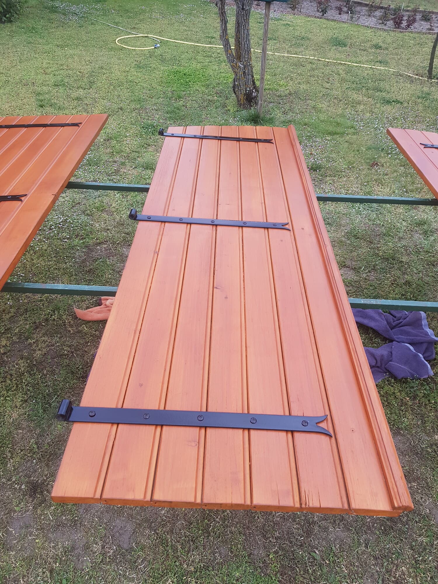Vantaux de portail en bois après lasure couleur cuivre