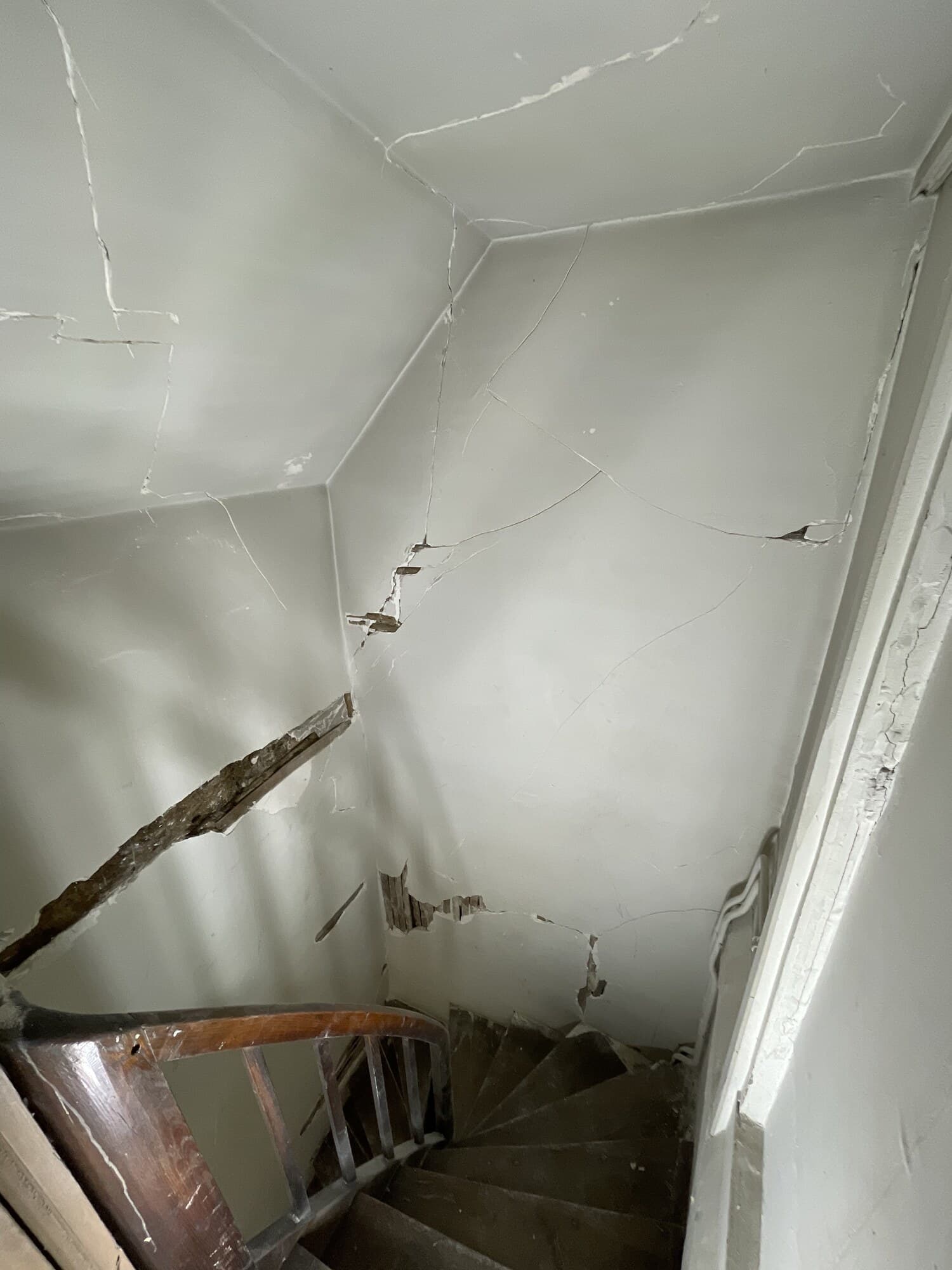 Cage d'escalier avec fissures à reprendre en plâtre