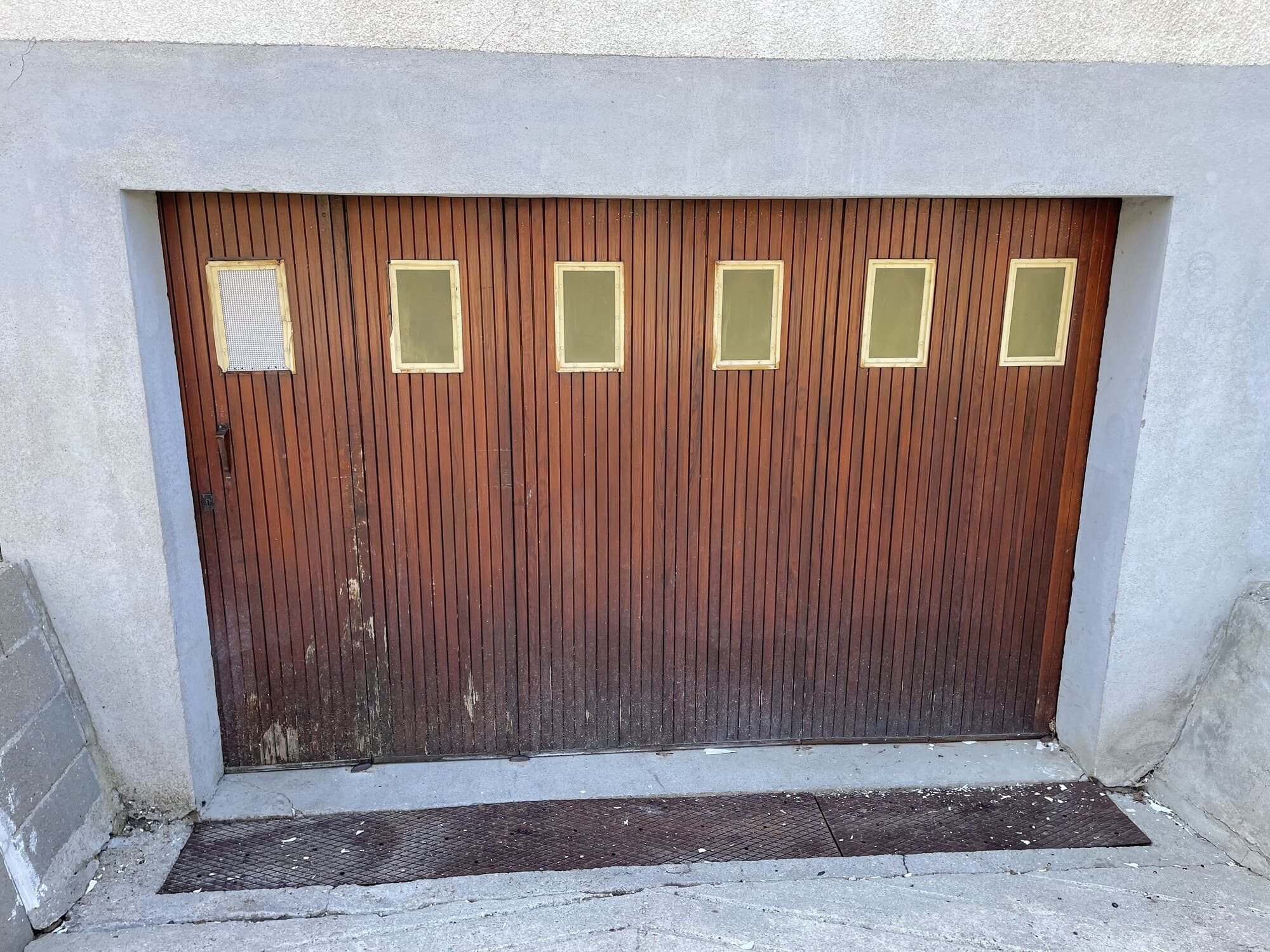 Portail de garage à sept panneaux marron foncé
