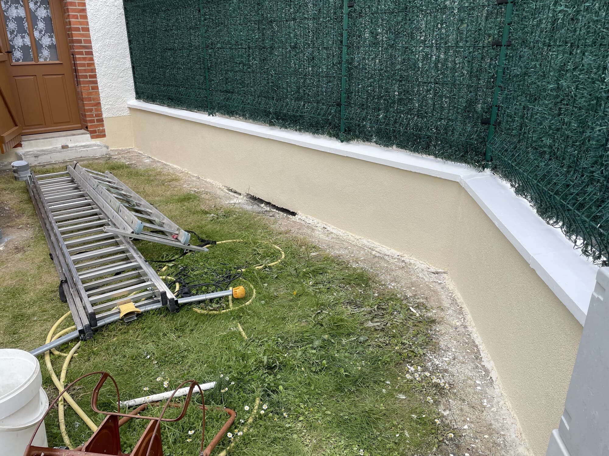 Muret extérieur en cours de finition