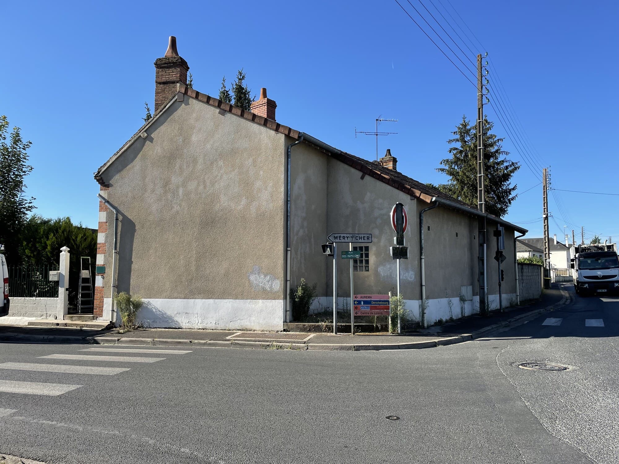 Bâtiment d'angle de rue à ravaler