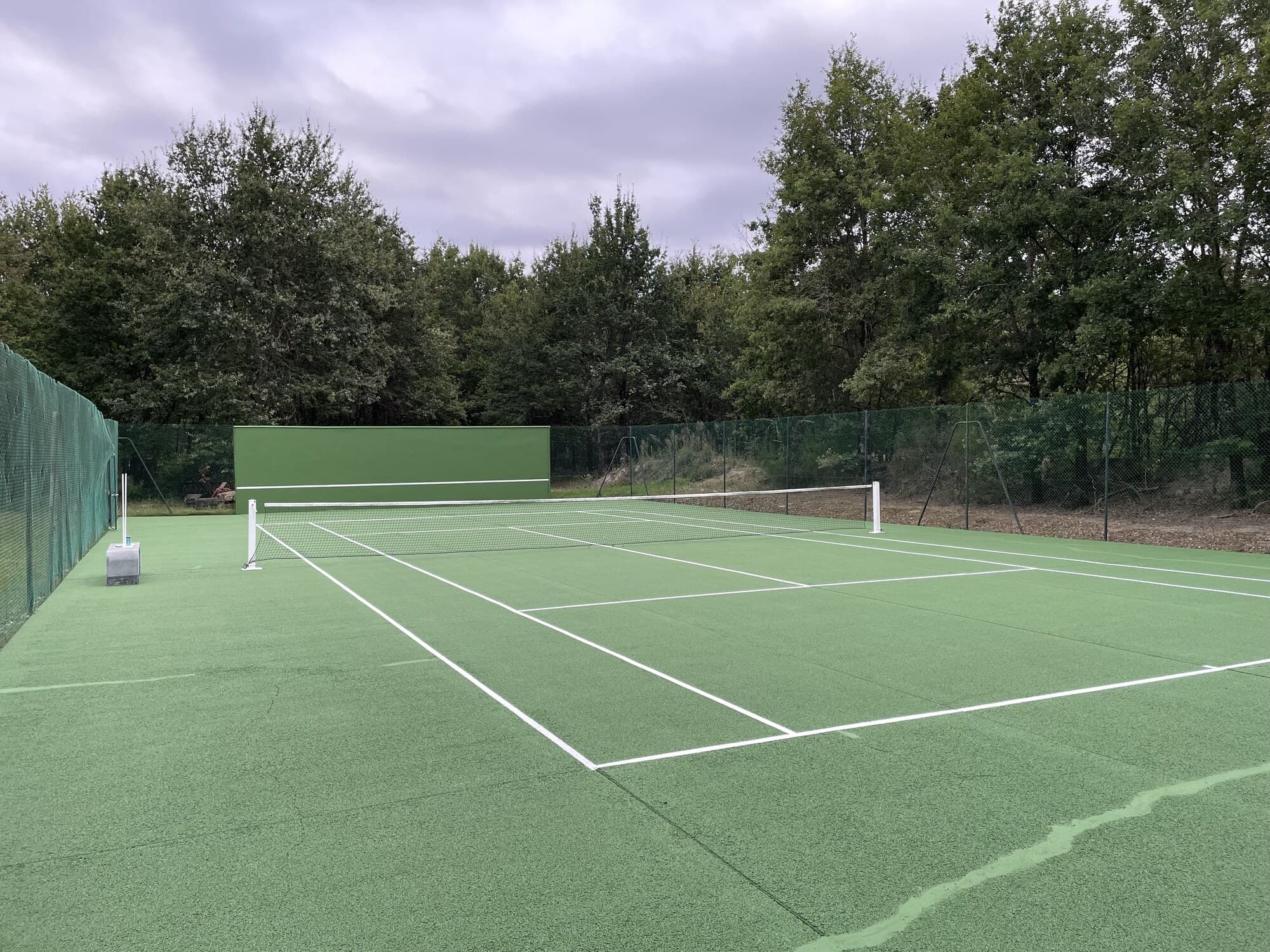 Terrain de tennis en résine verte neuve après rénovation