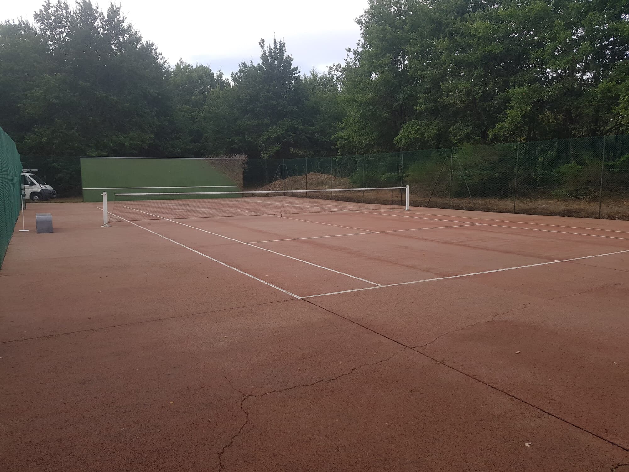 Court rouge avec mur d'entraînement vert au fond
