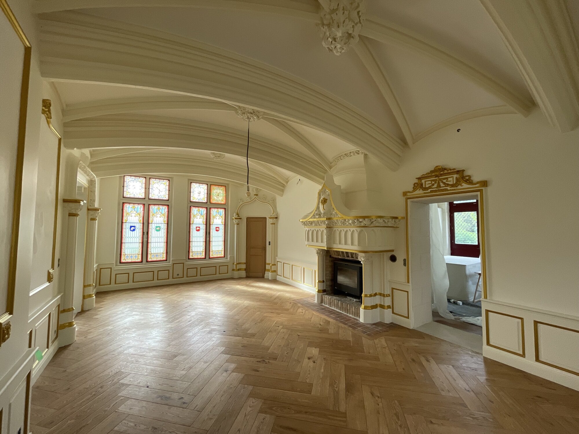 Salle voûtée du même château restaurée par K.Dumas — parquet point de Hongrie et vitraux